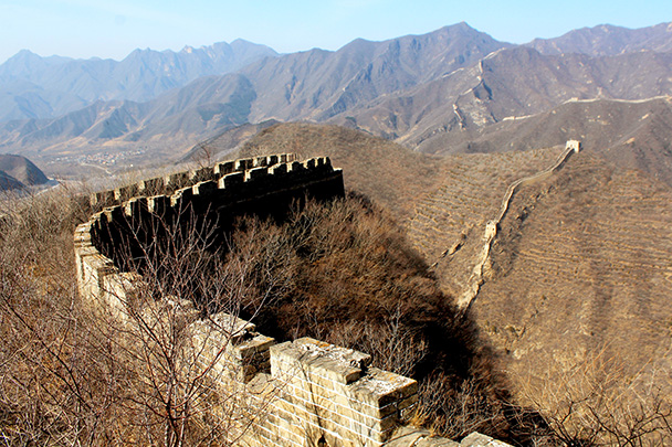 An unrepaired section covered by bushes - Chinese Knot Great Wall, 2018/03/10