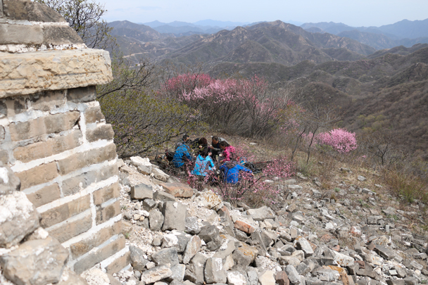 We stopped for a snack break beside the wall – nice views here - Stone Valley Great Wall Loop, 2016/4/16