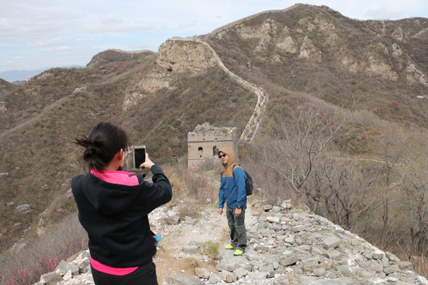 Good spot for a photo. The wall here is higher up, and you can see that the trees haven’t yet started to get green like those we saw lower down the hill - Stone Valley Great Wall Loop, 2016/4/16