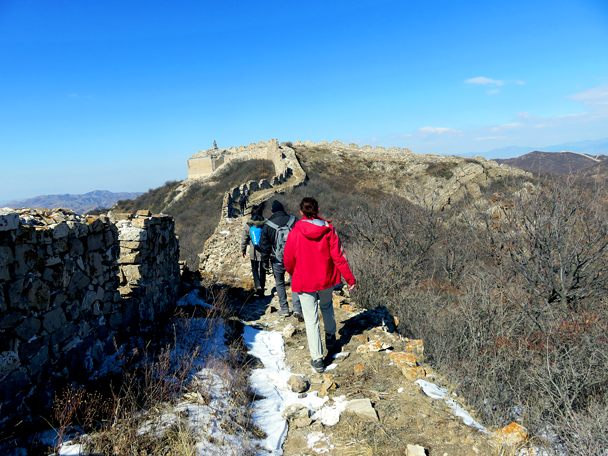 Heading for a high up tower that is positioned for its long views north - Zhenbiancheng Great Wall Loop, 2017/2/25