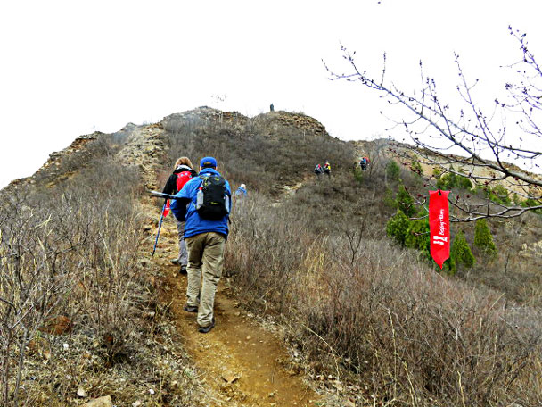 Hiking up to the campsite - Gubeikou and Jinshanling Great Wall camping, 2017/3/25