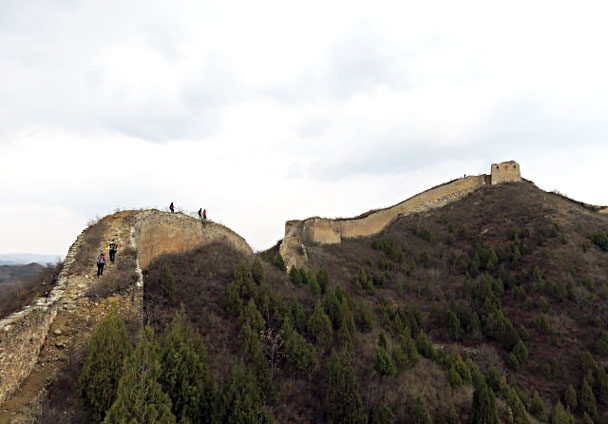 We hiked up through the tower on the hill - Gubeikou and Jinshanling Great Wall camping, 2017/3/25
