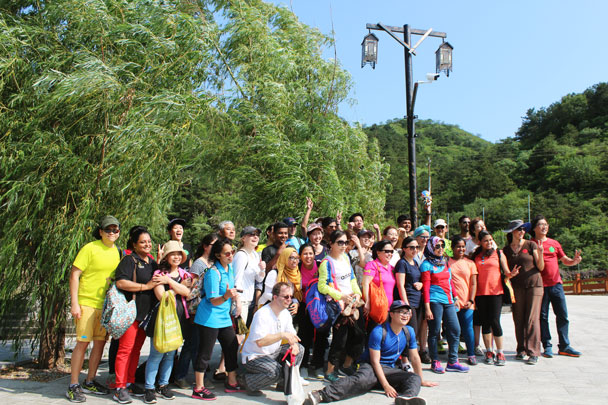 Everyone together for a big group shot - Teambuilding for Merck with Great Wall hike and treasure hunt, 2017/7/7