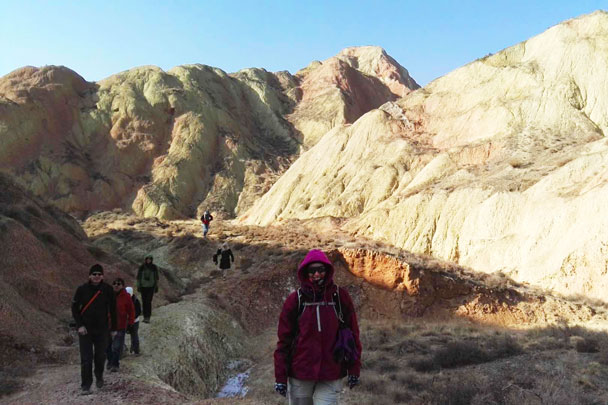 We hiked into a valley - Lanzhou Danxia Landform, Yellow River, and Bingling Temple, 2017/12
