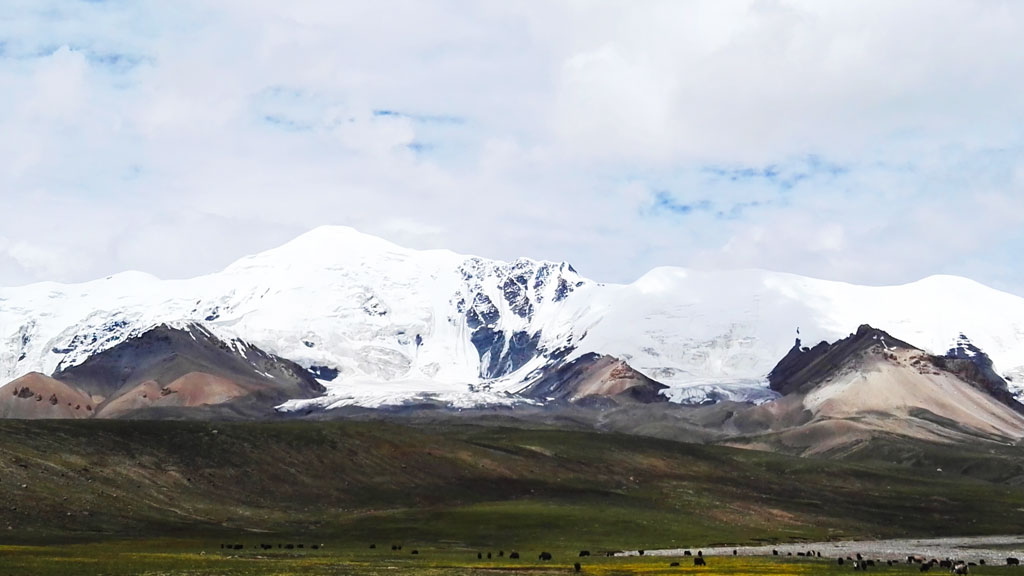 Amne Machin Snow Mountain | Grasslands below the peaks of Amne Machin Snow Mountain.