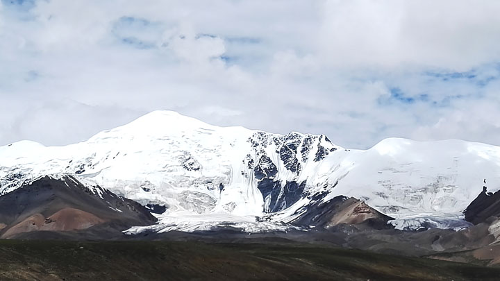 The peaks of Amne Machin Snow Mountain