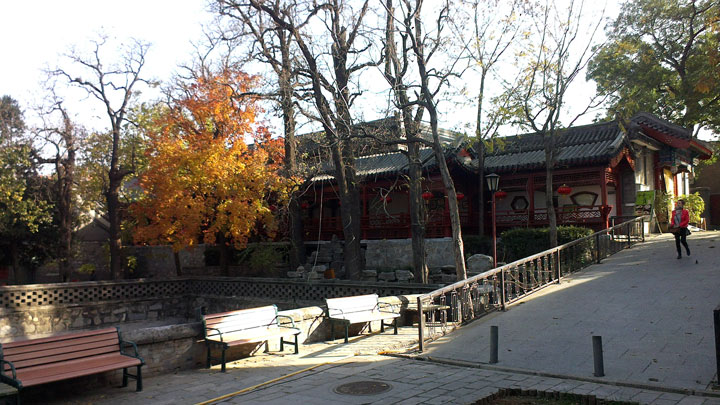 The courtyard inside the gate of Dajue Temple