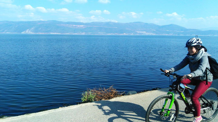 Cycling by Erhai Lake