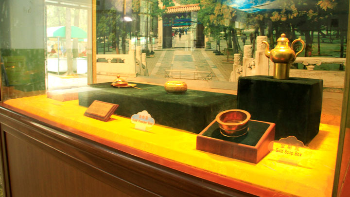 The museum at Ding Tomb holds some replicas of jewellery and clothing found during excavation