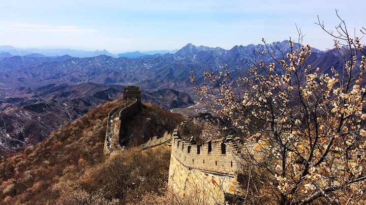 Views of 'wild' Great Wall and mountains