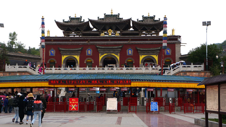 The entrance to Kumbum Monastery