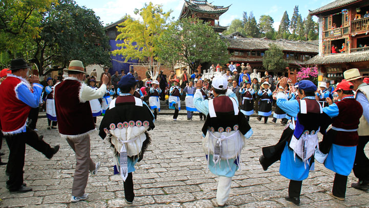 Folk dances in Lijiang's town square