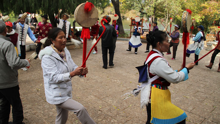 Folk dances in Lijiang's Black Dragon Pool park