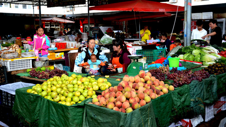 A vegetable market in Lijiang