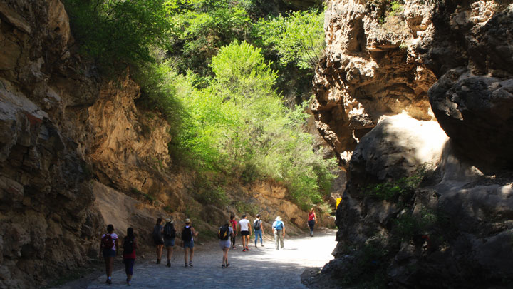 A walk near the village passes through 'Yi Xian Tian', a narrow ravine