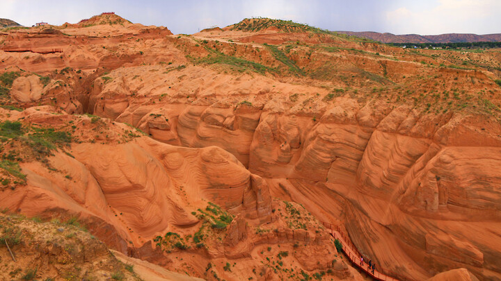 Hiking into Wave Canyon