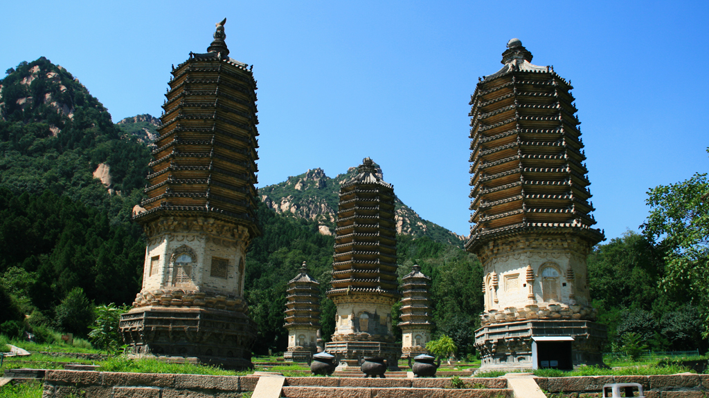 Silver Pagoda Loop | The Silver Pagodas stand on the site of a temple first built during the Tang Dynasty
