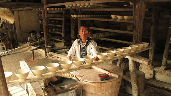 An artisan and his porcelain wares in Jingdezhen