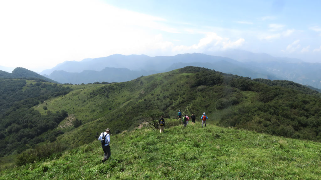 Huangcaoliang 'Yellow Grass Plateau' | Hiking on the ridges above the Yellow Grass Plateau